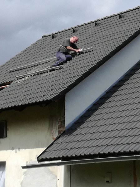 Při instalaci, otvorem ve střeše, jištění provazem cca.12m nad zemí.