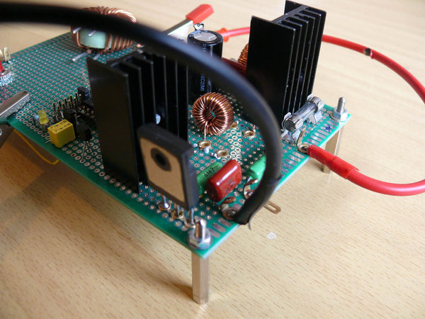 Obr. 5 - Tranzistor ochrany proti prepolovaniu a toroid generatora pulzov.jpg