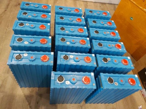 Baterie su oznacene z vyroby poradovym cislom (hore) a seriovym cislom (bocna strana hore) ktore koresponduje s testovacimi protokolmi