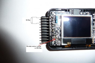 Vlevo nahoře vedle displeje klasický rezistor 1kOhm (ten světle modrý váleček s barevnými proužky ;-) ) , vlevo dole vyměněný SMD rezistor ... ten svislý ;-)<br />Pin úplně dole ignorujte , je to přibastlený výstup alarmu .