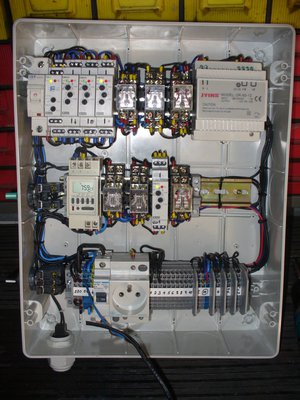Rozvaděč automatu,přisvětlování,topení,krmení,ventilace možno připojit na 230 nebo 12V (solár)