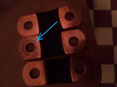 Fotografie propojek akumulátorů s korozí na nedotaženém spoji