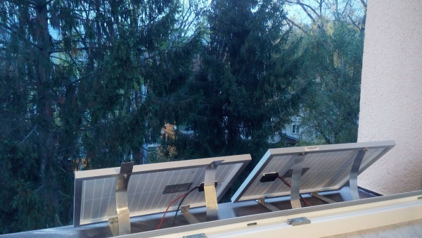 fotovoltaické panely na okenním parapetu