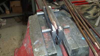 lisování nafouklých konců pro lepší přenos tepla v kolektoru na hliníkové lamely