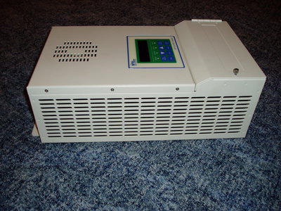MPPSolar PCM 8048 80A detail chladicích průduchů zleva, pod nimi je masivní chladič