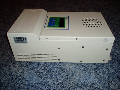 MPPSolar PCM 8048 80A chladicí otvory zprava