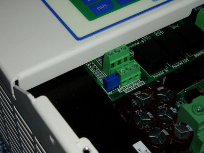MPPSolar PCM 8048 80A detail trimru pro doladění napětí a svorkovnic pro připojení snímání