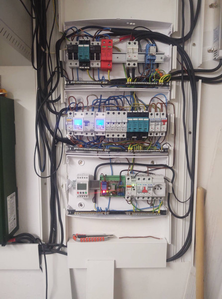 To je tak keď si dáte 1 radovú 18 modulovku a myslíte si že Vám to bude stačiť na všetko. <br />Oddeloval som zvlášť DC z panelov, zvlášť AC a zvlášť ovládanie prebytkov.