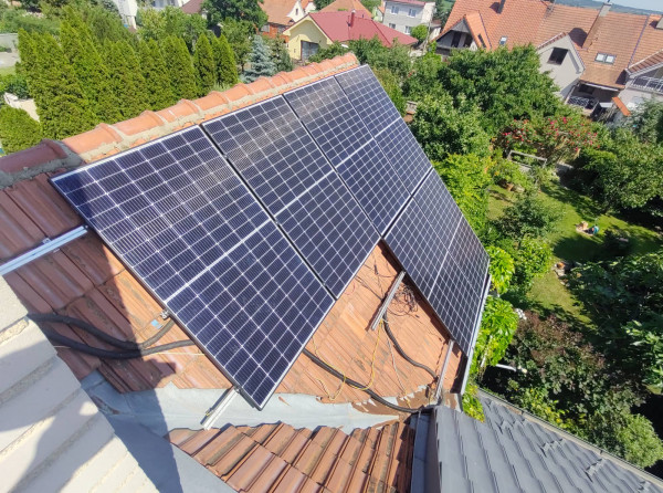 A tu už som skoro hotový. Treba ešte upratať staré káble, nahodiť tam jeden 285Wp panel do rohu na záložný 12V systém a doštelovať kombivruty aby sa panely neprehýbali. už sa to nedalo dokončiť ked že o 15tej to bol strašný výpek ja Južnej streche