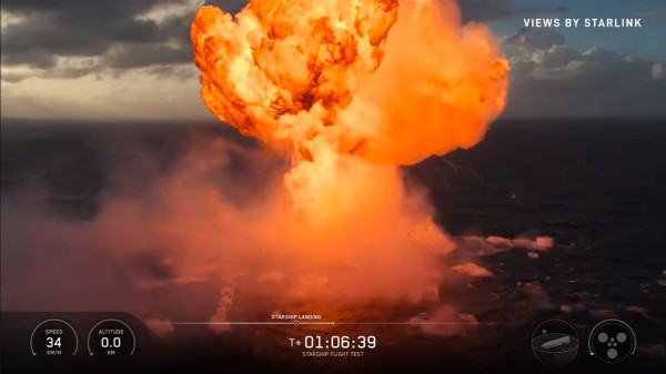 Starship na konci svalení na hladině explodovala.