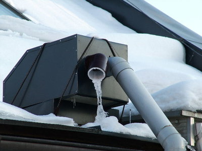 rekuperátor ER100R na střeše v zimě